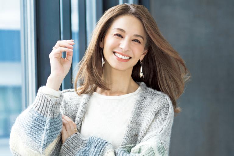 モデルの稲沢朋子さん（48歳）／髪悩みのうねりと広がりを抑え軽やかヘルシーヘアに！