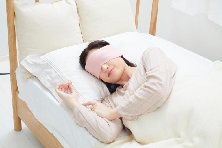 エアウィーヴの枕、ネルネ プレシャスタイムの快眠マスク。シルクの力で睡眠の質を高めましょう！