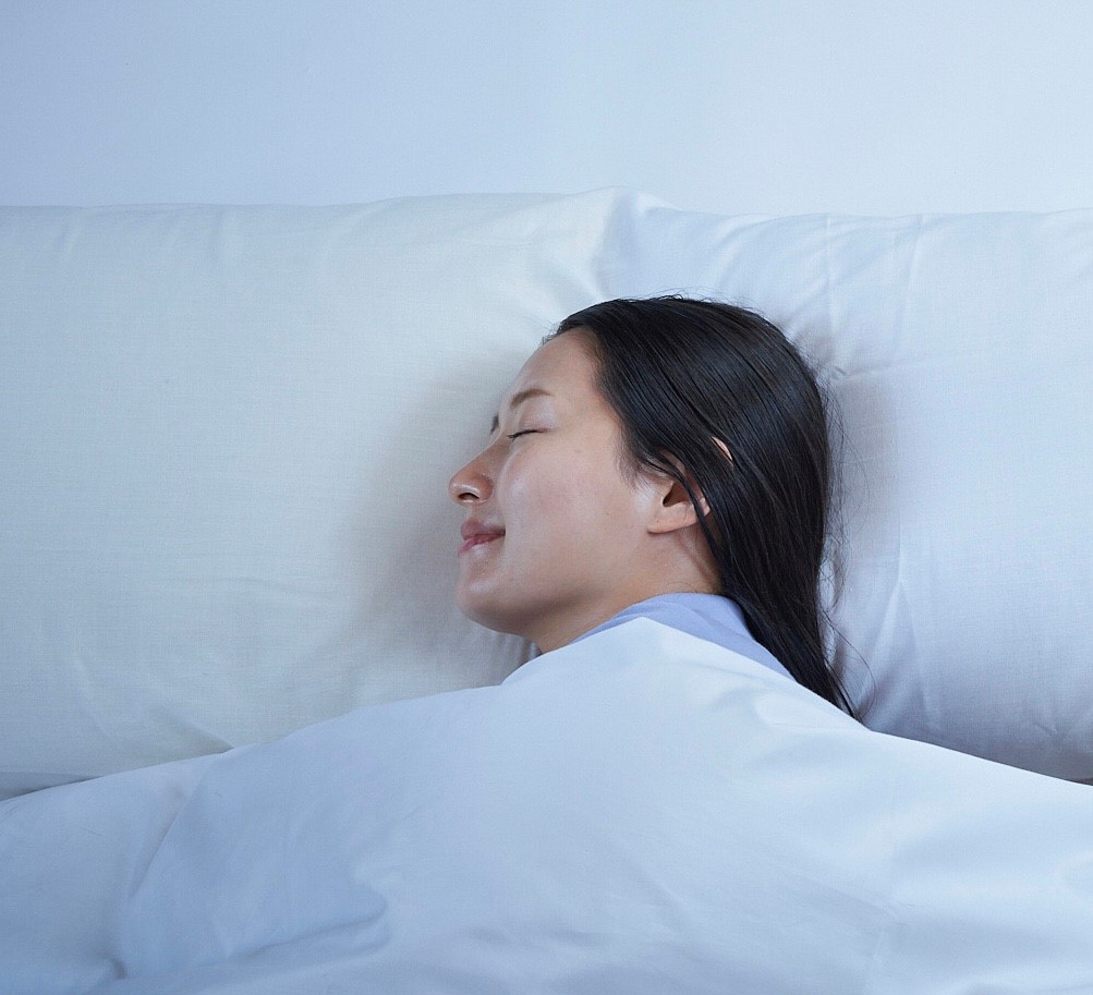 女性　中ページ　睡眠改善　森永乳業　ベッド　