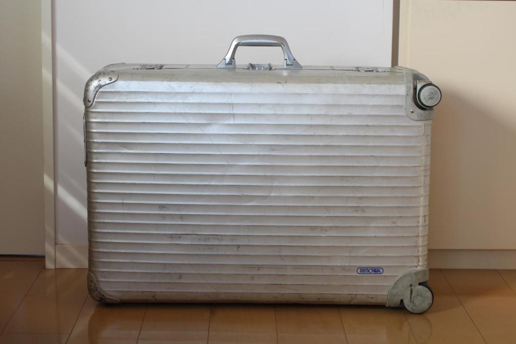 97年製リモワスーツケース　アルミニウム表面には傷やへこみあり