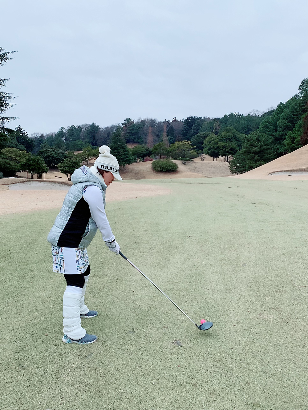 田中亜希子医師／ゴルフ場でのワンショット。冬は寒いので完全防備です
