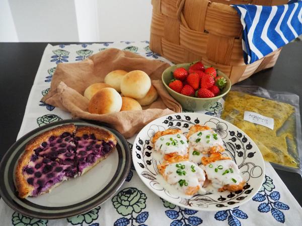 ブルーベリーパイ、菓子パン、フィンランドのサーモンバーグ「ロヒプフヴィット」