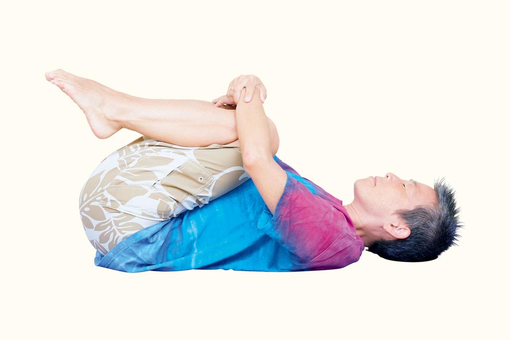 ヨガの「膝抱えのポーズ」が寝つきをスムーズに導きます／高尾美穂先生が実践＜５＞