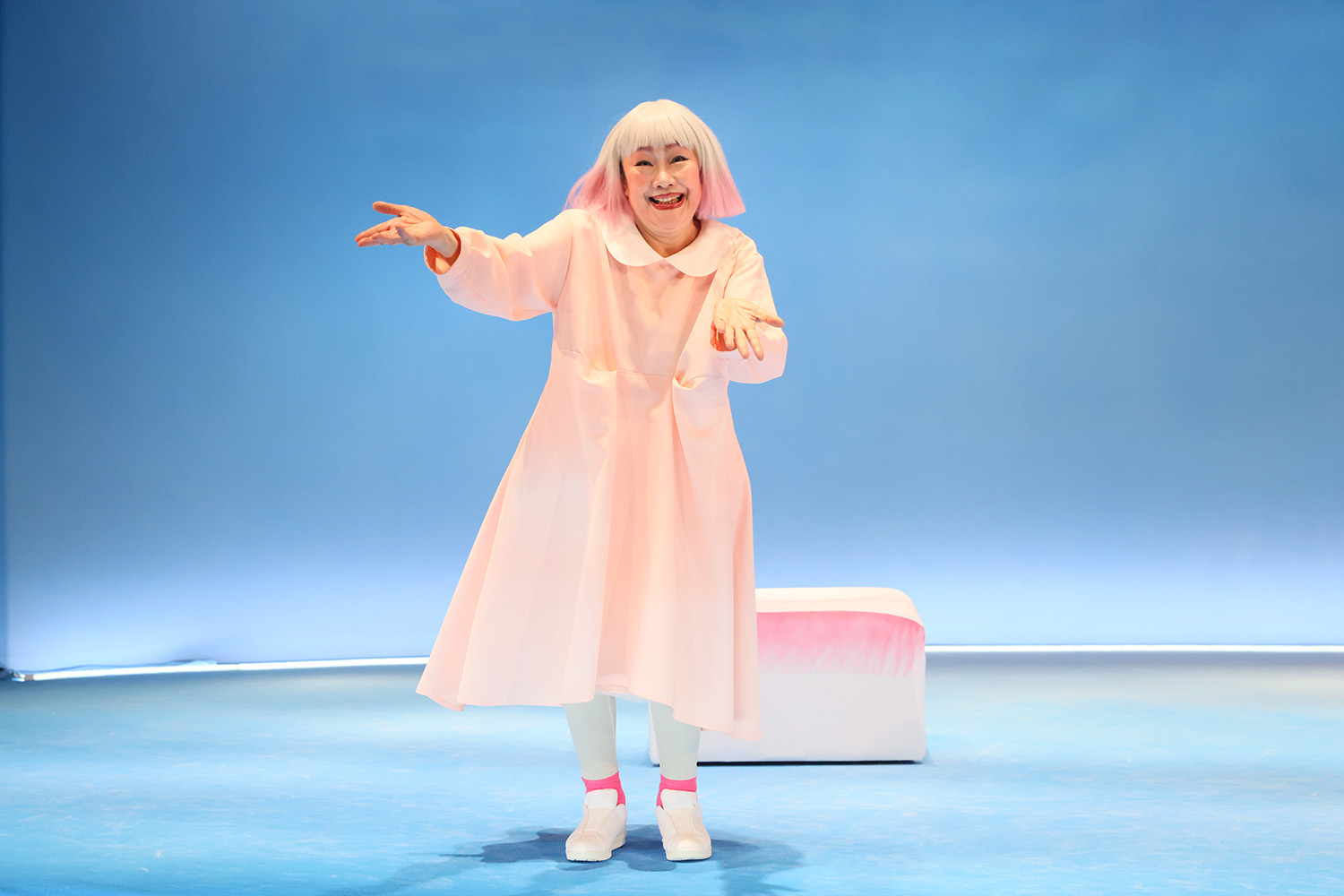 白石加代子　舞台「さいごの1つ前」2022年公演写真　神奈川芸術劇場