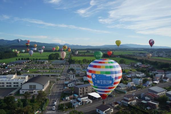 気球に乗って北海道の大地を旅する