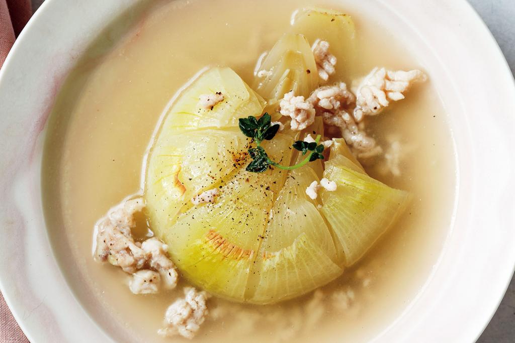 「丸ごと玉ねぎのコンソメスープ」腸のぜん動運動を促す朝スープレシピ