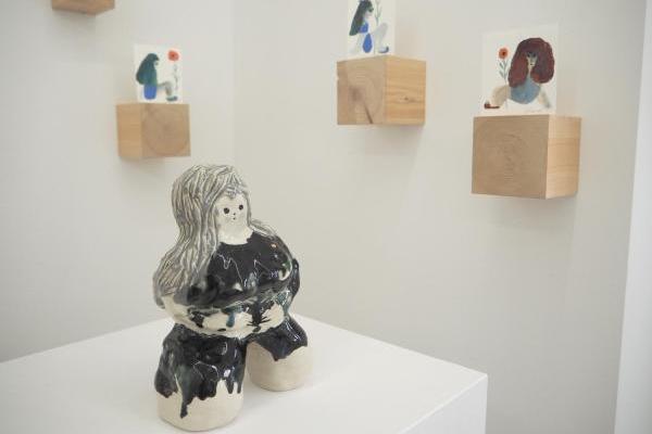 セラミックアーティストで、マリメッコのデザインも手がける イェンニ・トゥオミネンさんの個展へ