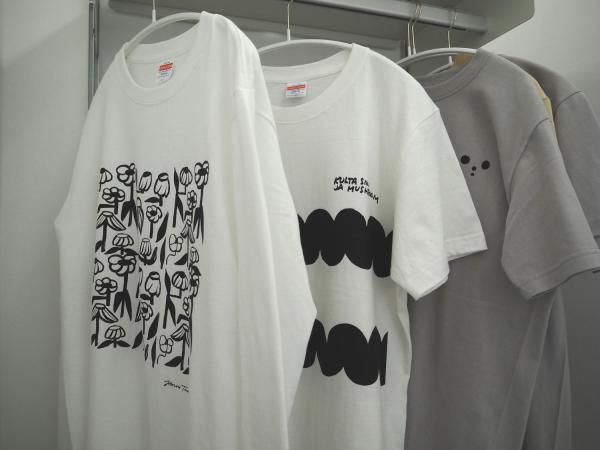 イェンニさんのイラストがデザインされたTシャツ