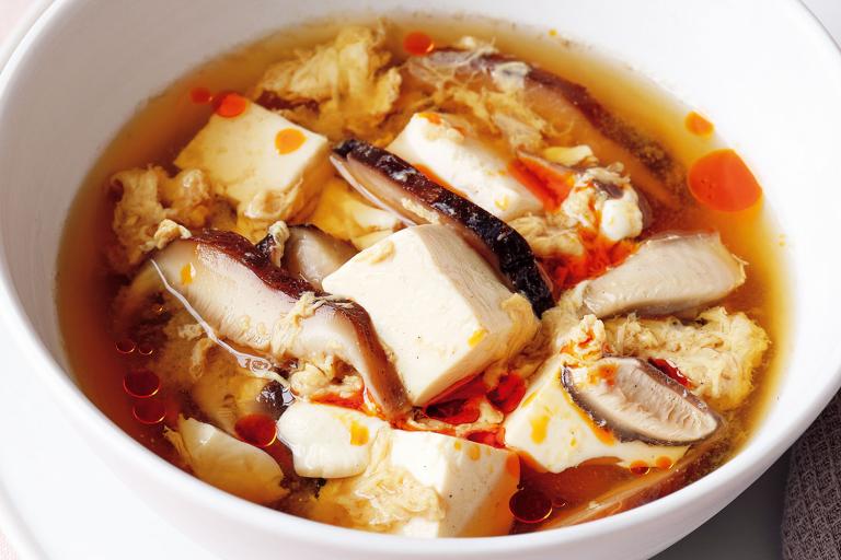 「干ししいたけと豆腐、卵のスープ」腸のぜん動運動を促す朝スープレシピ