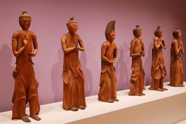 かわいらしい仏像が 勢ぞろいの展覧会 「みちのく いとしい仏たち」