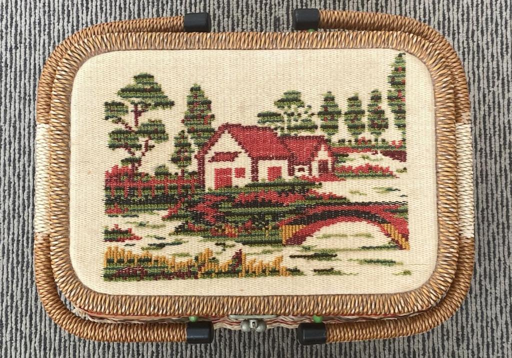 昭和のお裁縫箱のふたには、赤い屋根のおうちの刺繍されていた