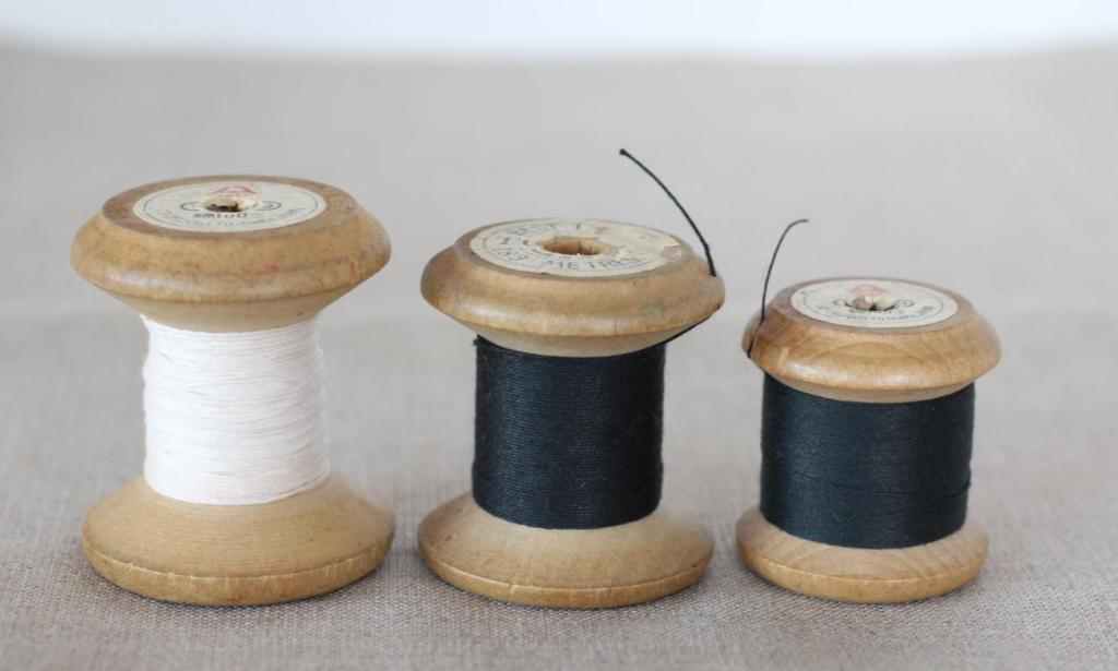 昭和のミシン糸　糸こまが木製でヘッドが今より大きめ