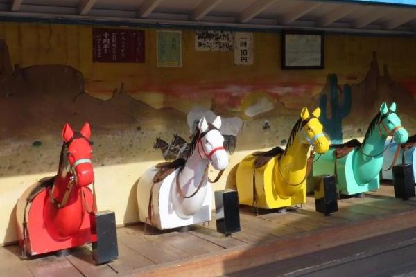 「にっぽんいちなつかしいゆうえんち」現存する日本最古の電動木馬は必見です