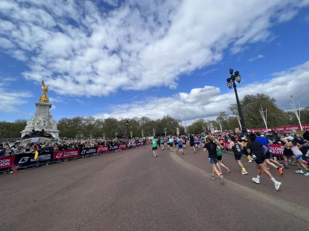 ロンドンマラソン2024　バッキンガム宮殿前を抜けて、もうすぐフィニッシュ