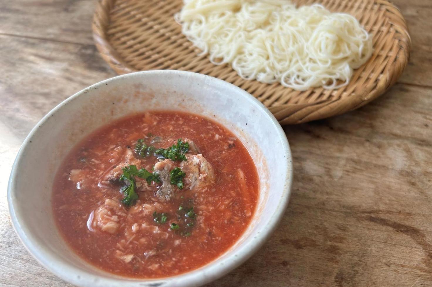 ＜防災備蓄の缶詰で、時短＆おいしい超簡単レシピ＞ 防災食のローリングストックをしながら、認知症予防＆血液サラサラ効果ごはんが！ 1分45秒で完成のサバ缶とトマトジュースを混ぜるだけ麺