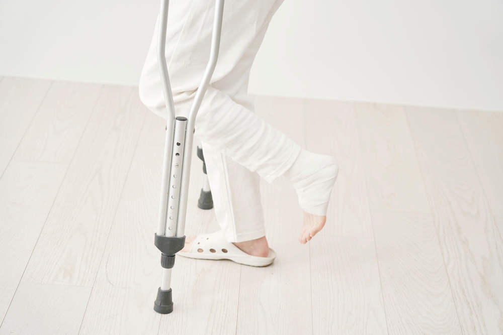 Asian,Woman,Walking,With,Crutches,In,The,Room,,No,Face
