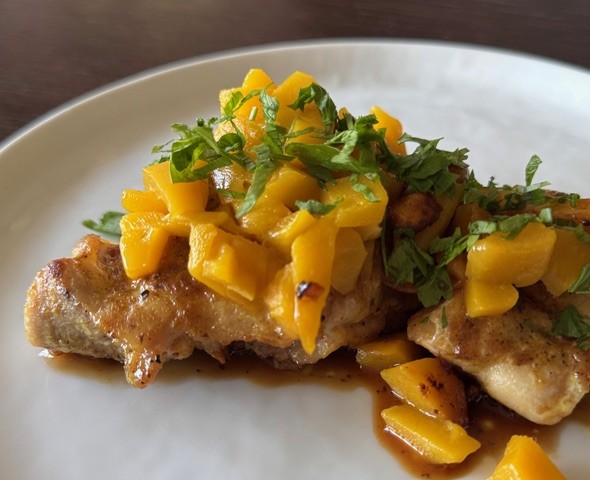 カレー風味のチキン、マンゴー添え