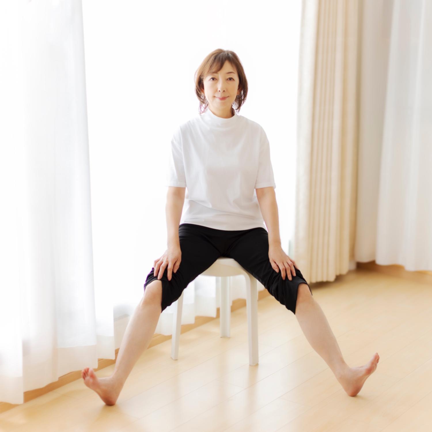 足を広げて、足の先を上げる