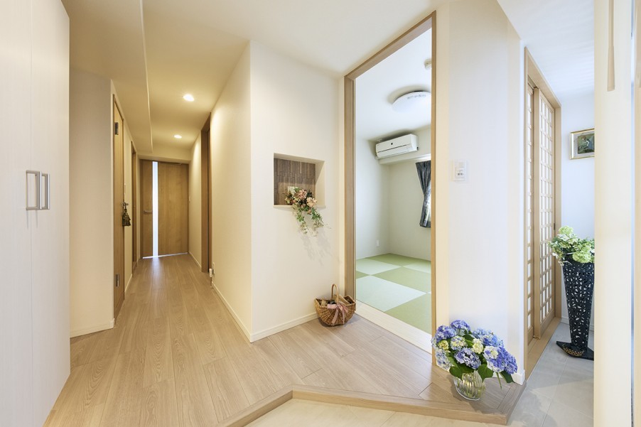 玄関横の洋室とバルコニーを一体的にリノベ