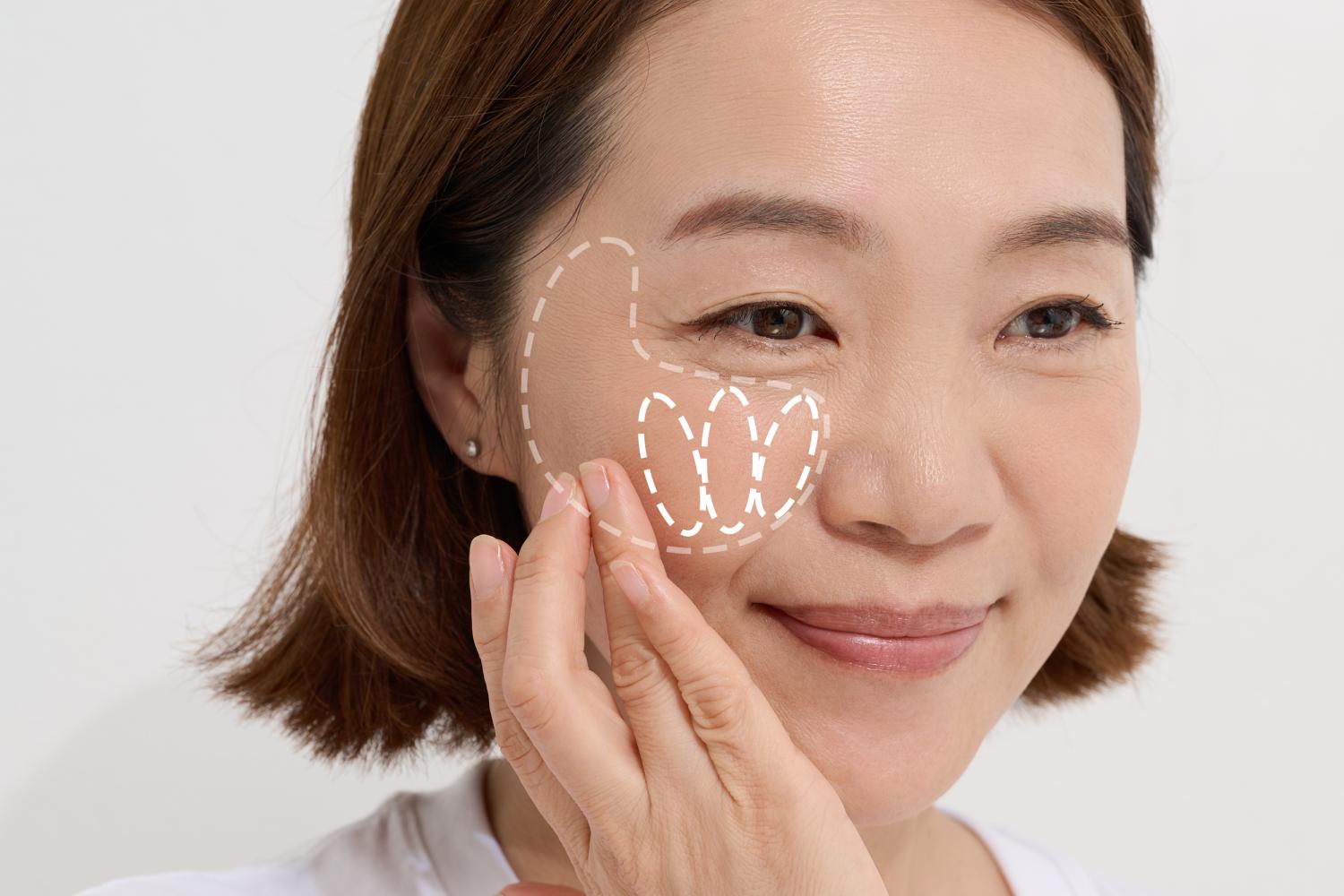 チークを頬につける