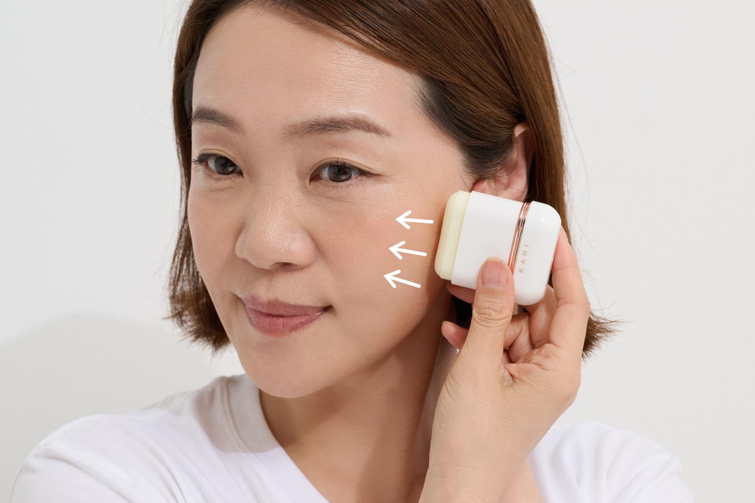 スティックタイプの日焼け止めを塗る