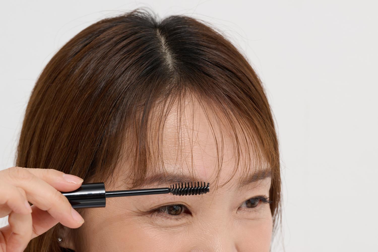 前髪マスカラをつけて形をキープ