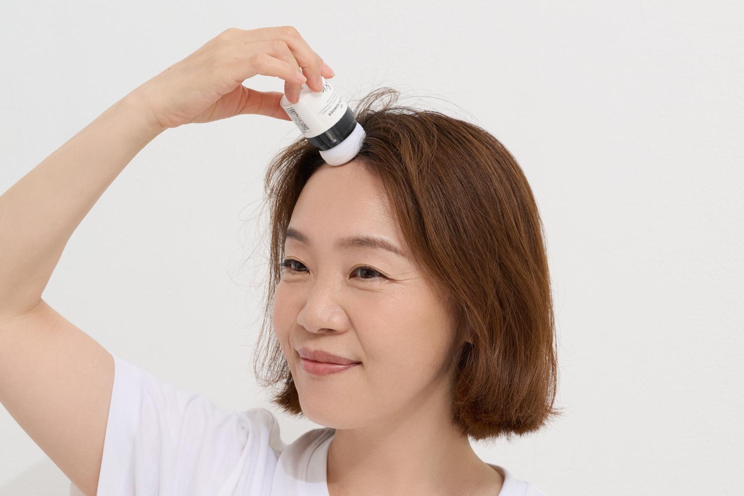 パウダーをポンポンとつける