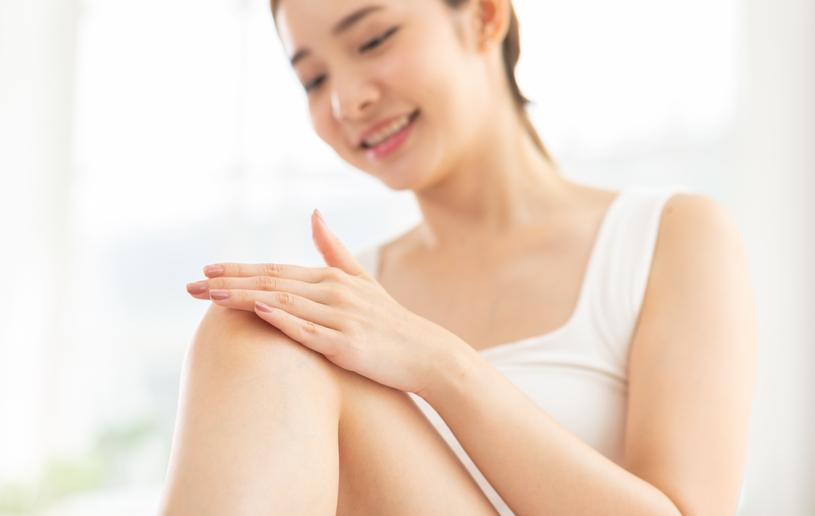 Close,Up,Hand,On,Knee,Asian,Young,Woman,Apply,Cream