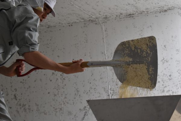 麹を仕込む職人さん