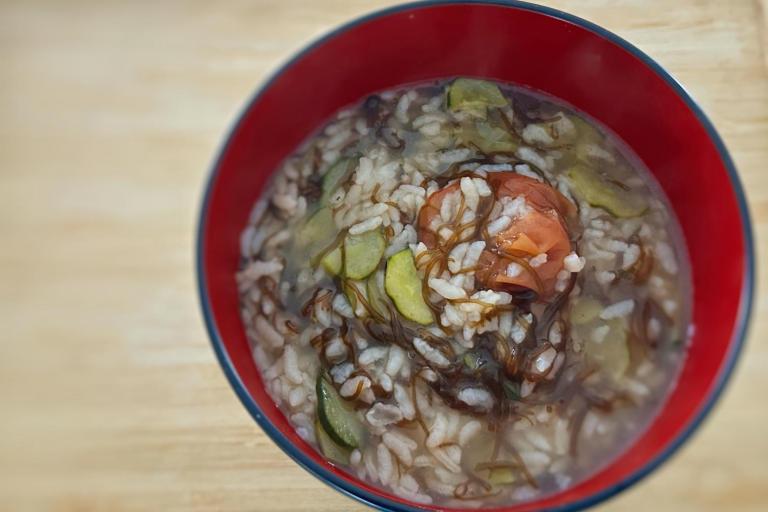 夏疲れの肌や髪、爪に。もずくたっぷり緑茶粥【鍋ひとつでOK！】