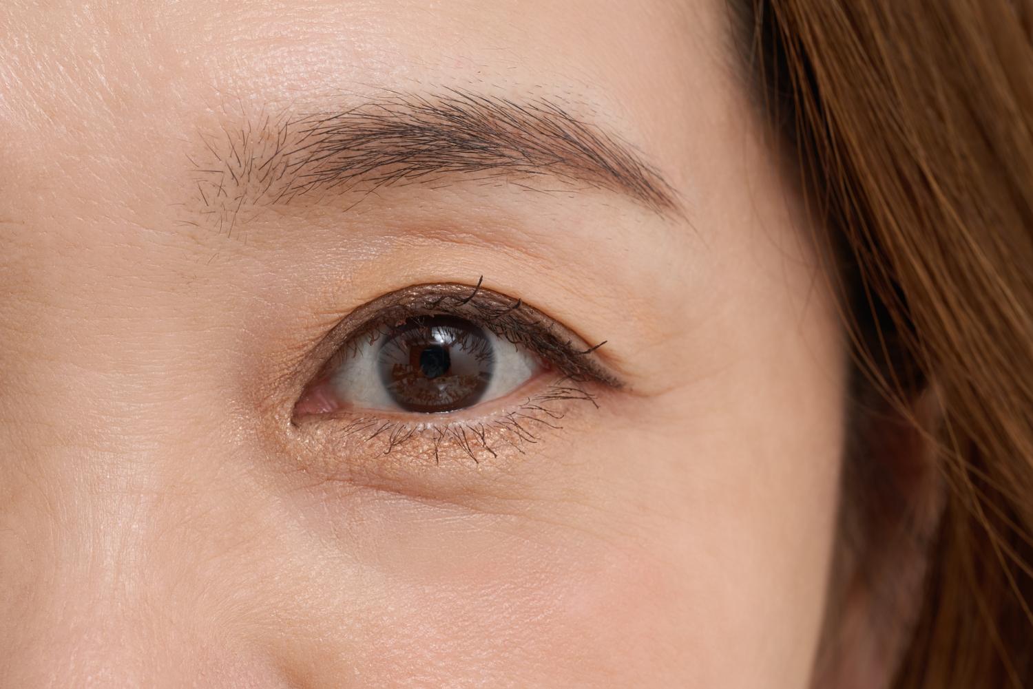 アイカラーをつけた目元　カラー