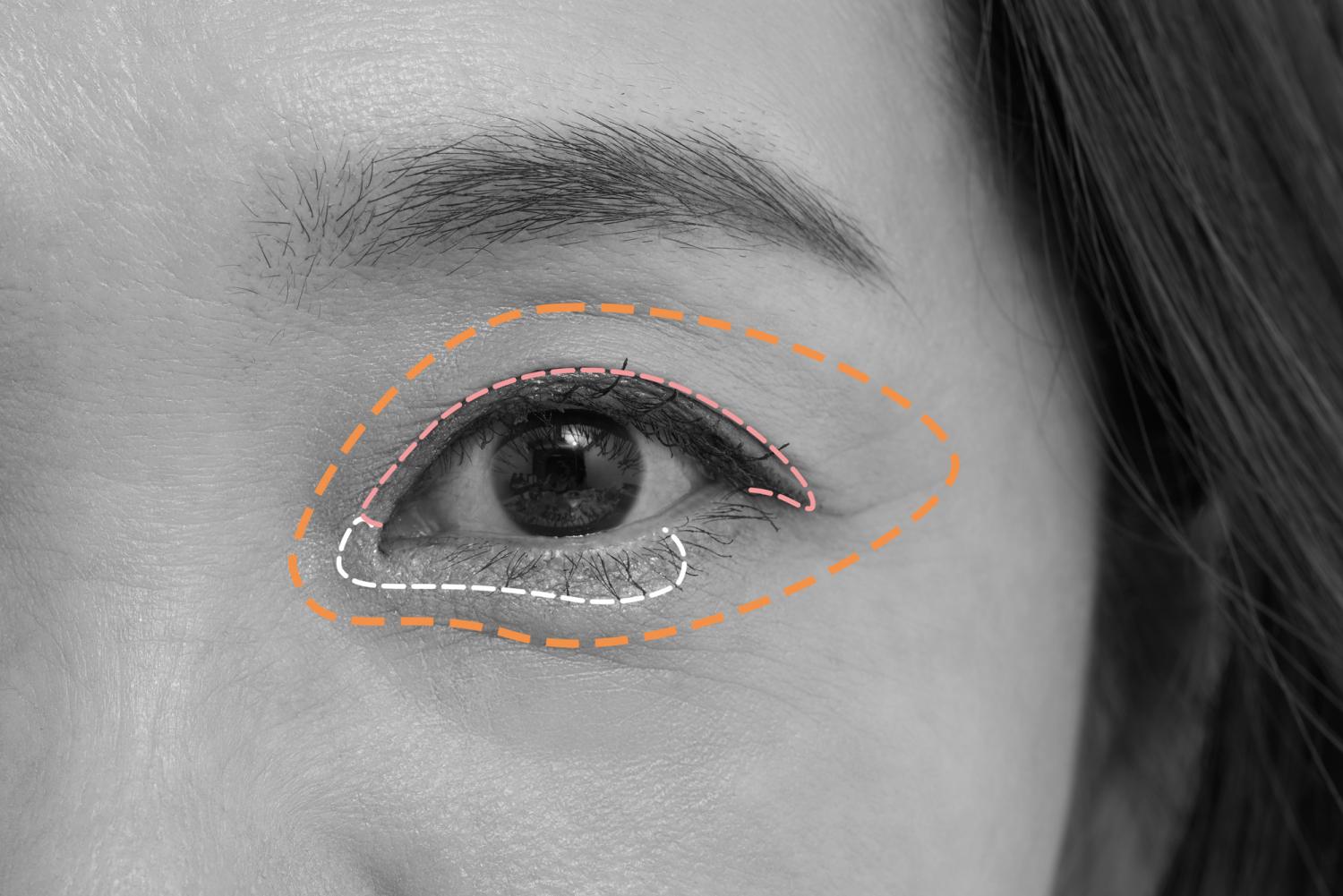 アイカラーをつけた目元　モノクロ