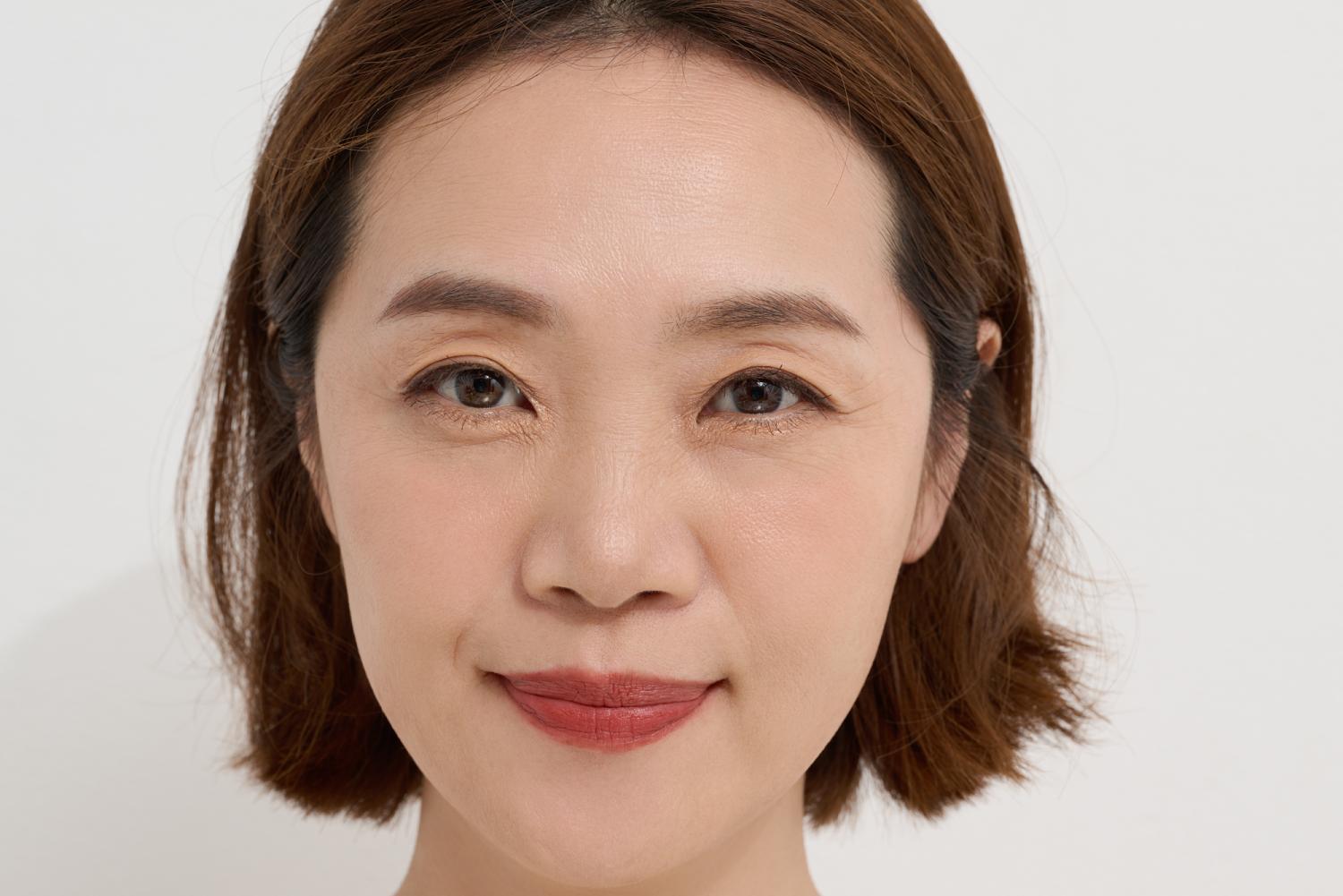 目元とリップのメイクが完成