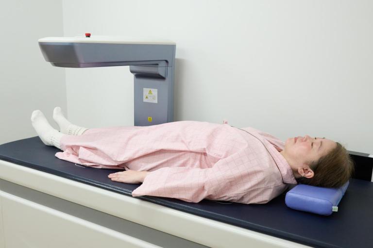 骨密度を測ってみた！ 閉経後こそ知っておきたい、腰椎＆大腿骨で測るDEXA法とは？