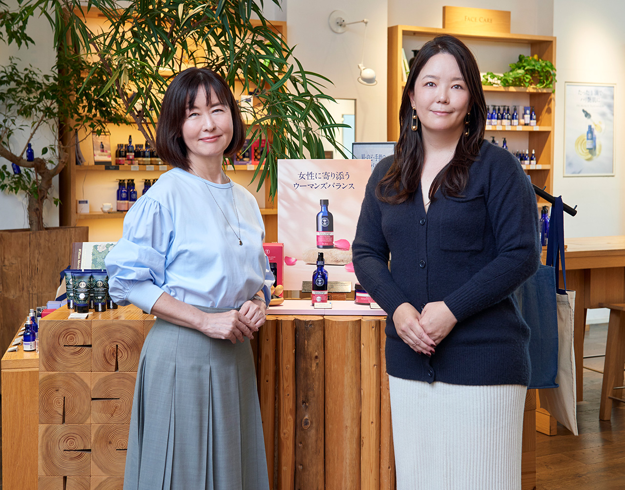右）青木浩子さん／ニールズヤード レメディーズPR/マーケティング担当