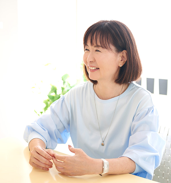 話を聞く倉田真由美さん