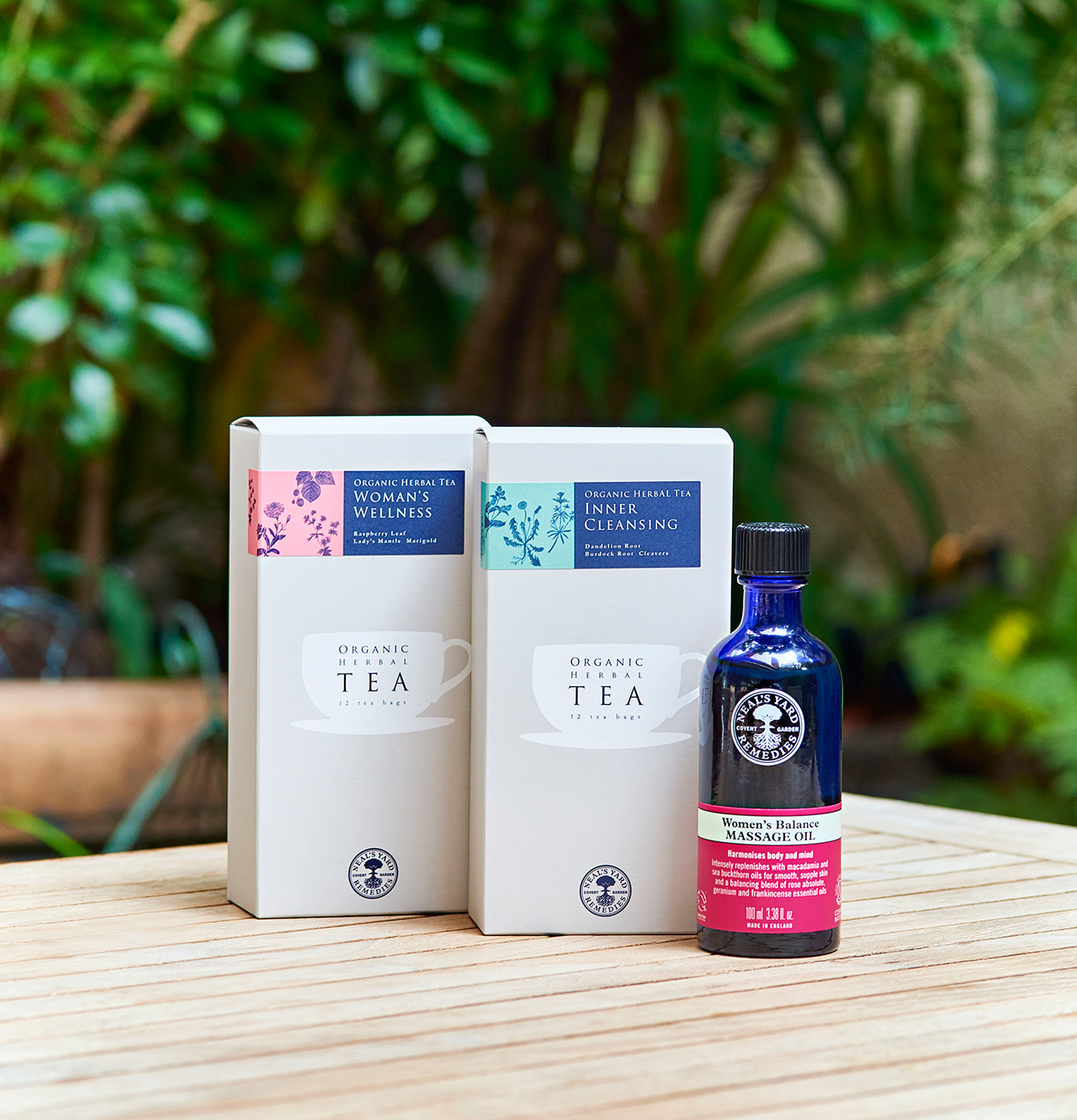 右から）ウーマンズバランス マッサージオイル 100mL ￥3,960・オーガニックブレンドハーブティ インナークレンジング、ウーマンズウェルネス 各￥1,836／ニールズヤード レメディーズ