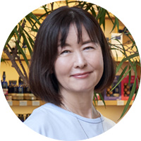 肌は“第3の脳”といわれています。いい香りのオイルでケアすれば、脳も体も喜ぶはずです／倉田