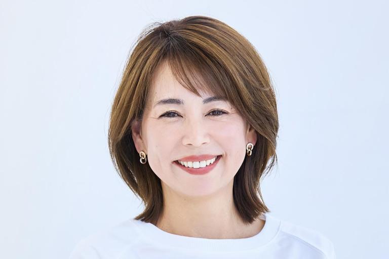 【40代、50代のヘア】多くて広がる髪はポイントレイヤーを入れてメリハリアップ！