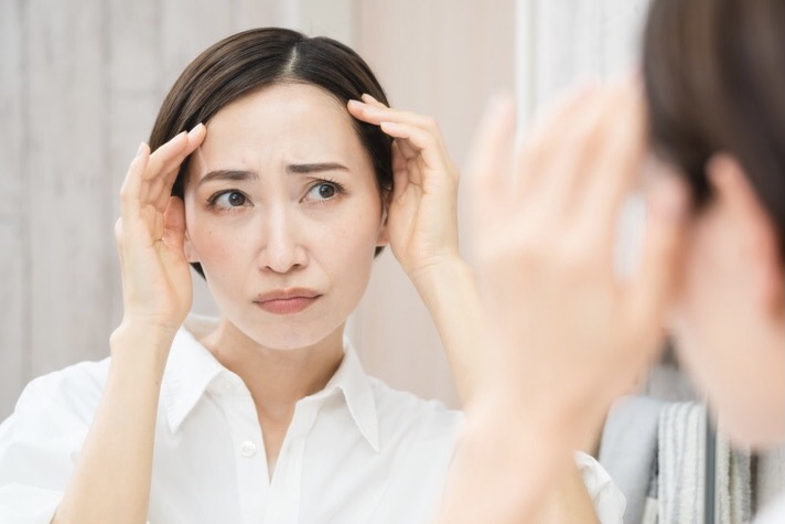 今すぐ白髪を隠したい！ささっとつけて簡単カバーがかなうヘアマスカラとスプレー【40代、50代】