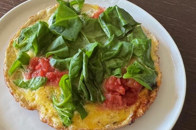 ほうれん草とトマトのオープンオムレツ