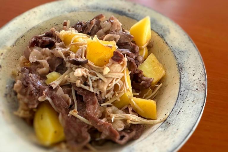 汁なしでしっとりうまい！蒸しきのこ肉じゃが【せいろレシピ】